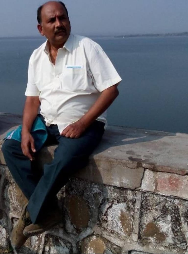 अमेरिकेतील घराबाहेर प्रसन्न वातावरणात उभे असलेले बाबा आणि आई